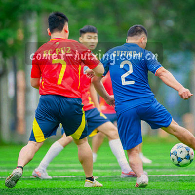 冷蓝与炽白几何面组成的抽象头像图形，不代表任何具体人物